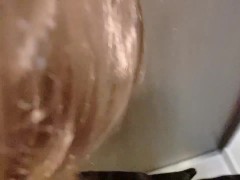 玄関でエッチしちゃう2人、声を出さないように手で口を塞がれながらエッチ - Screenshot 8 of 16 - Etch