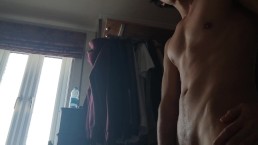 Сексуальный мужской стриптиз, толчки бедрами и трясется от удовольствия