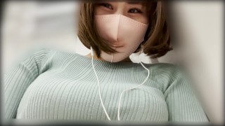 Une femme japonaise monte en train avec un rotor dans son vagin et obtient des ennuis devant beaucoup de gens