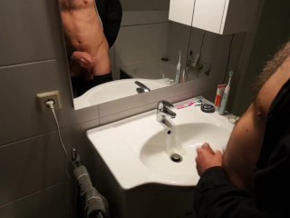 Зеркало дрочит и кончает