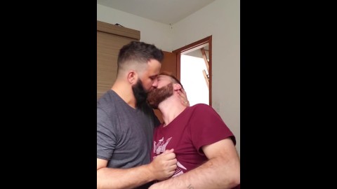 キスする2人の男性
