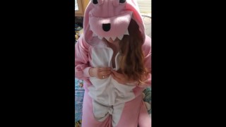 Provocação curta - BBW em Pink Dragon Kigurumi aperta seus peitos grandes juntos