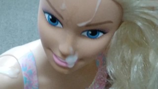 Atirando minha carga do meu pau duro em todo o rosto Barbie gigante e humilhando ela