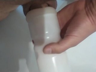 Пробую новый мастурбатор в ванной