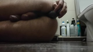 Rapidinha anal no banheiro