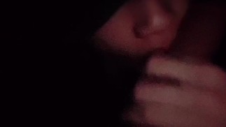 [Удар] Симпатичный член общества, который с удовольствием лижет член, ставший гингином в бе