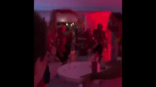 Jürgen Klopp danst nadat Liverpool de Premier League won!