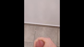Primer video! Cumming en el suelo