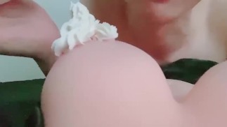 [Für Frauen] Ein gutaussehendes Mitglied der Gesellschaft, das frische Creme auf ihre Brüste und ihre Muschi aufträgt und sie leckt