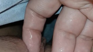 Geweldige close-up van schattige tiener die nat poesje vingert tot meerdere orgasmes!