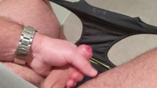 Ich wichste meinen dicken, unbeschnittenen Schwanz auf der öffentlichen Toilette und schoss meine Ladung über meine Unterwäsche