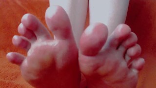 Extreem gevoelige voeten spelen met vibrator. Voeten, zolen en tenen plagen.