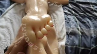 Massagem corporal e footjob da bela boneca sexual Zowie
