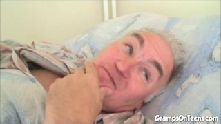 Enfermera joven folla a viejo mientras esposa se masturba