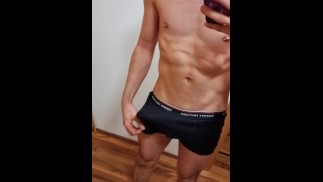 Высвобождаю свой огромный член из узких трусиков