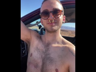 Homem Trans FTM Mijando Em Público no Deserto