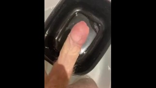 大鸡巴直男洗澡自慰 - 猛拉到碗里