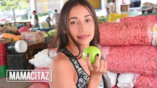 CARNEDELMERCADO - Latina flaca Juanita Gomez prueba el porno y termina amándolo