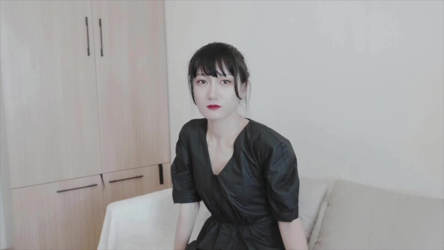 色白な細身のアジア人彼女を正常位でハメ撮り