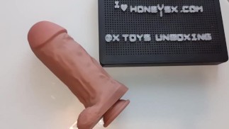 Распаковка гигантского фаллоимитатора монстра HoneySX (Bottomtoys)
