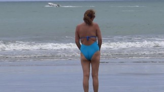 Echtes Video von Mutter am Strand, Exponate, masturbiert und fickt zum ersten Mal mit Stiefsohn