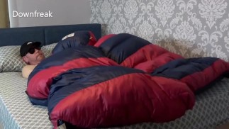 *Lange Version* Downfreak buckelt seinen Lieblings-Daunensack, bis er auf seidigem Nylon abspritzt