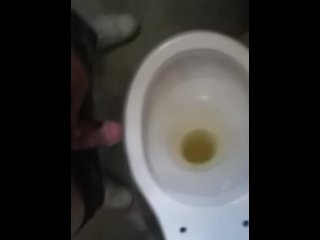 Orinando macho piss