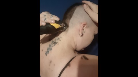 Buzz cut avec pinces à pinces puis rasoir rasé lisse