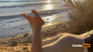 De pose voeten op het strand, abonneer onlyfans om meer te zien 