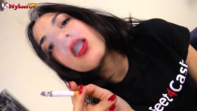 Магена Яма дрочит ногами и фаллоимитатором в чулках