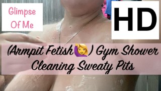 ducha de gimnasio limpiando las axilas - GlimpseOfMe