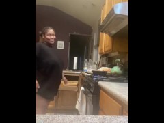 25 DAYS OF THICK-MAS DAY 7: TWERK BREAK WHILE COOKING DUROS