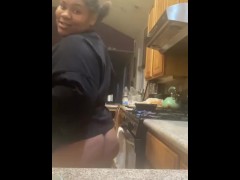 25 DAYS OF THICK-MAS DAY 7: TWERK BREAK WHILE COOKING DUROS