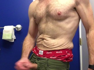 Дрочит без рубашки в ванной, в моих боксерах Hollister, словесно