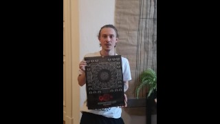 Guy presenteert zijn sexy kunst kalender