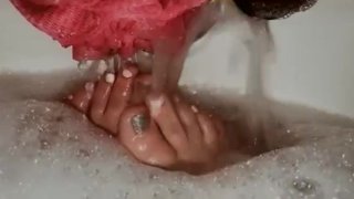 Dedos mojados de los pies 