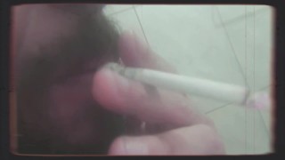 Hombre brasileño barbudo fumando y afeitándose el vello púbico