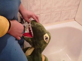 Green Dinozaur  Peeing#2