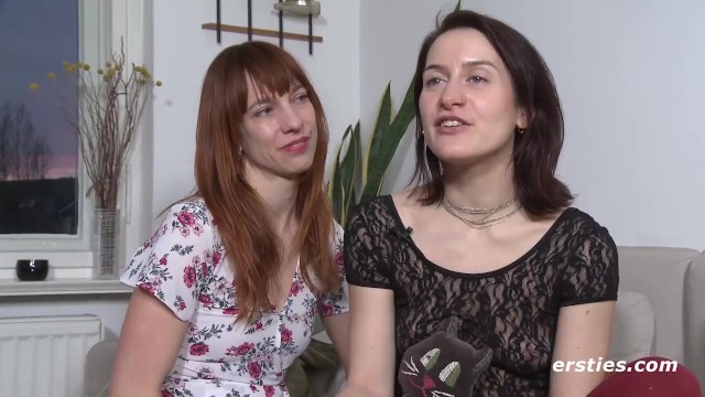 Deutsche Brünette fickt ihre Freundin mit einem Strap-On