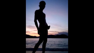 Sonnenuntergangsspaß am öffentlichen Strand