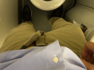 Homem De Negócios Se Toca e Se Masturba no Banheiro Em Um Avião Para Amsterdã (quase Pego)
