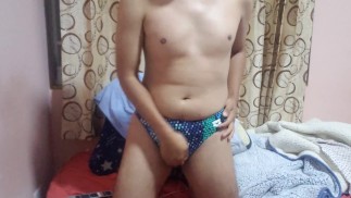 Дрочите и кончайте в плавки Arena