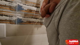 Estudante Atira Mijo No Banheiro Da Câmera