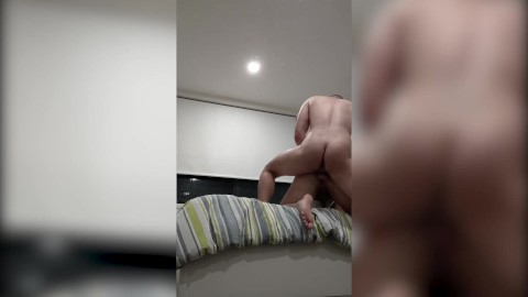 Jeune jocks de rugby baise le jock muslce plus âgé avec sa grosse bite