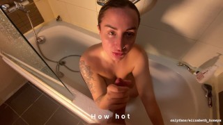 可爱的女孩在淋浴中猛拉，但邻居烧她和性交