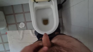 男孩在新浴室小便