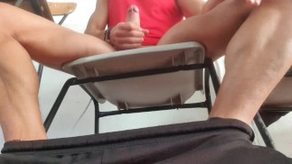 Masturbation in der Öffentlichkeit beim Spielen mit meinem Sneaker - fast erwischt