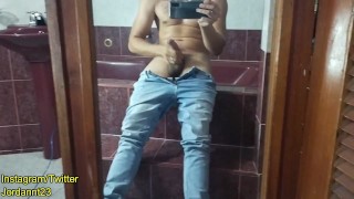 Возбужденный латиноамериканец дрочит свой толстый член в зеркало в ванной