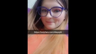 甘い女の子は彼女のページで汚いものを売って、大人の男性のフェチを愛しています！ フォローしてください