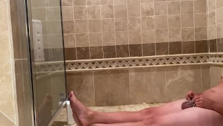 Рабыня целомудрия мочится НА ВСЕ ноги и грудь